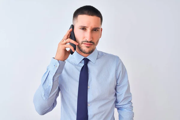 Joven Hombre Negocios Guapo Llamando Usando Teléfono Inteligente Sobre Fondo — Foto de Stock