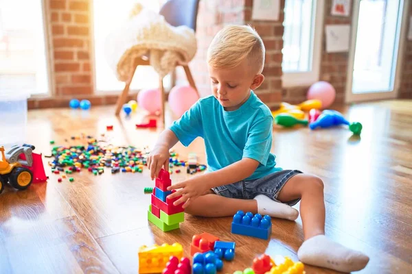 Junge Kaukasische Kinder Spielen Kindergarten Mit Spielzeugklötzen Vorschulkind Freut Sich — Stockfoto