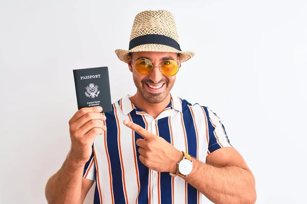 Giovane Uomo Tourtist Indossando Cappello Estivo Tenendo Usa Passaporto Sfondo — Foto Stock