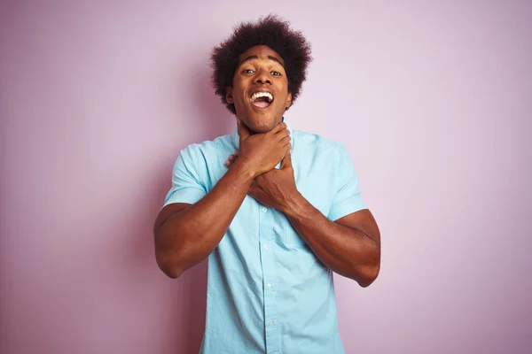 Jovem Americano Com Cabelo Afro Vestindo Camisa Azul Sobre Fundo — Fotografia de Stock