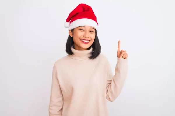 Young Beautiful Chinese Woman Wearing Christmas Santa Hat Isolated White — Stockfoto