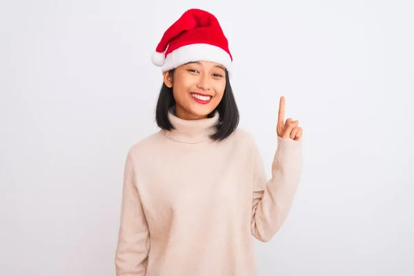 Jovem Mulher Chinesa Bonita Vestindo Chapéu Natal Santa Sobre Fundo — Fotografia de Stock