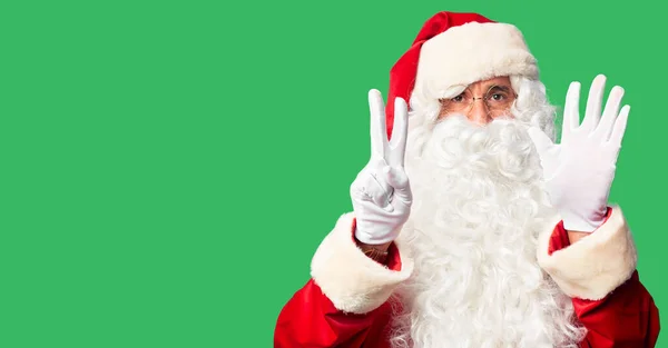 산타클로스 복장을 수염을 중년의 잘생긴 자신감 행복하게 웃으면서 손가락으로 손가락을 — 스톡 사진