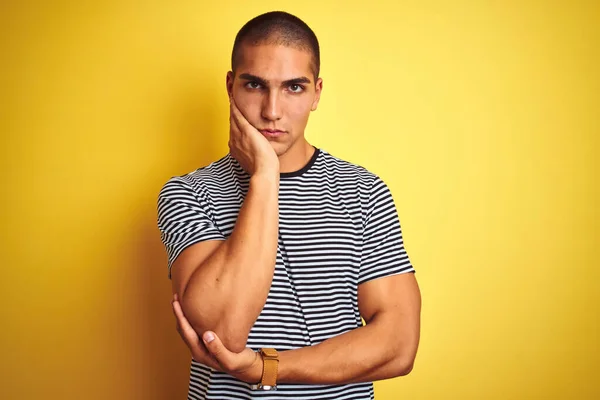 Jonge Knappe Man Draagt Gestreepte Shirt Gele Geïsoleerde Achtergrond Denken — Stockfoto