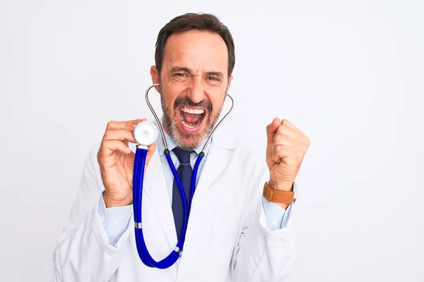 Lekarz Średnim Wieku Pomocą Stetoskopu Stojącego Nad Odizolowanym Białym Tle — Zdjęcie stockowe