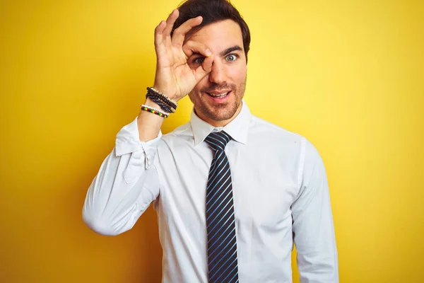Junger Gutaussehender Geschäftsmann Trägt Elegantes Hemd Und Krawatte Über Isoliertem — Stockfoto