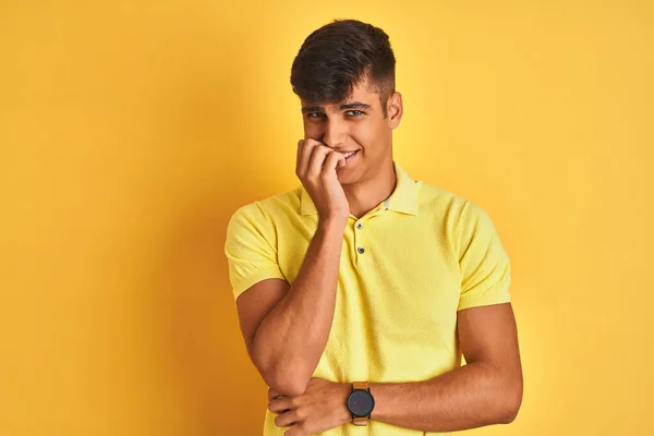 Hombre Indio Joven Con Polo Casual Pie Sobre Fondo Amarillo —  Fotos de Stock