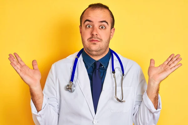 Ung Läkare Man Bär Rock Och Stetoskop Stående Över Isolerad — Stockfoto