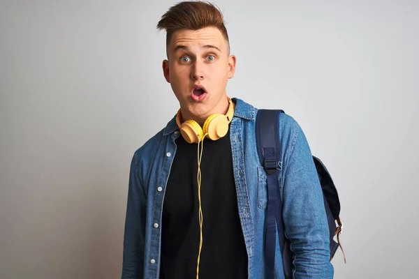 Junger Student Mann Trägt Jeanshemd Rucksack Kopfhörer Über Isolierten Weißen — Stockfoto