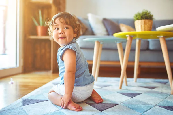 Piękna Maluch Dziecko Dziewczyna Nosi Denim Shirt Siedzi Dywanie — Zdjęcie stockowe