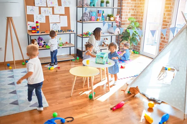 Schöne Lehrerin Und Kleinkindgruppe Spielen Kindergarten Viel Spielzeug — Stockfoto