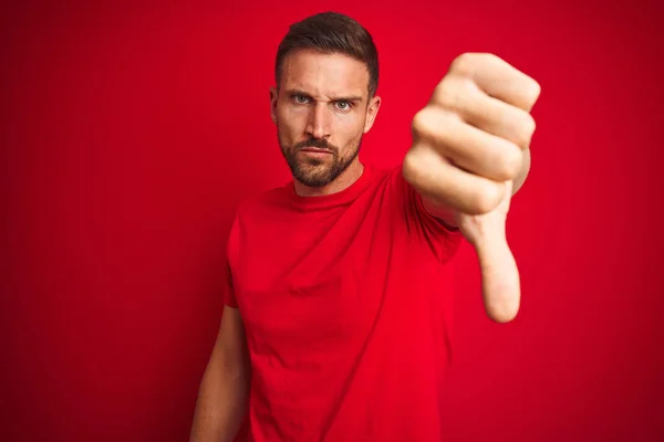 Joven Hombre Guapo Con Camiseta Casual Sobre Fondo Rojo Aislado —  Fotos de Stock