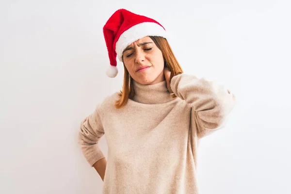 Mooie Roodharige Vrouw Draagt Kerst Hoed Geïsoleerde Achtergrond Lijden Van — Stockfoto