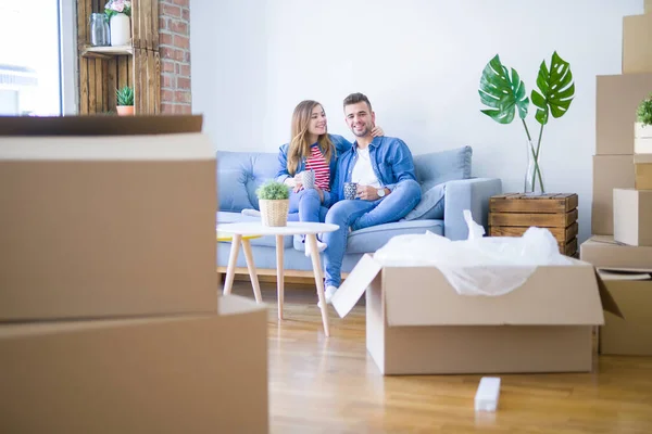 Junges Paar entspannt eine Tasse Kaffee sitzend auf dem Sofa — Stockfoto