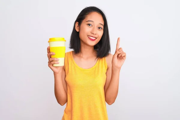 Giovane Donna Cinese Che Beve Portare Bicchiere Caffè Sfondo Bianco — Foto Stock