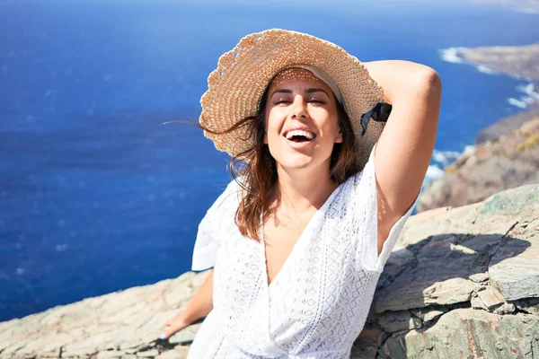 Jonge Mooie Vrouw Genieten Van Zomervakantie Berg Landschap Reiziger Meisje — Stockfoto