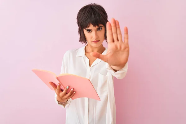 Young Beautiful Teacher Woman Reading Book Standing Isolated Pink Background — Stock Photo, Image