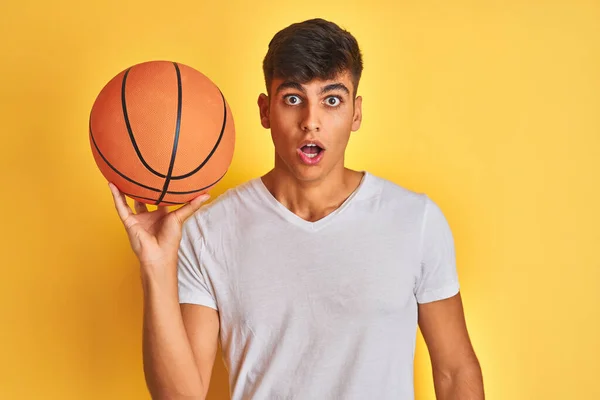 Joven Deportista Indio Sosteniendo Pelota Baloncesto Pie Sobre Fondo Amarillo — Foto de Stock