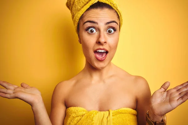 Młoda Piękna Kobieta Nosi Ręcznik Prysznicu Odizolowanym Żółtym Tle Bardzo — Zdjęcie stockowe