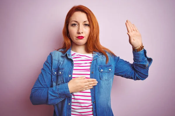 Bella Donna Rossa Che Indossa Camicia Jeans Shirt Righe Sfondo — Foto Stock