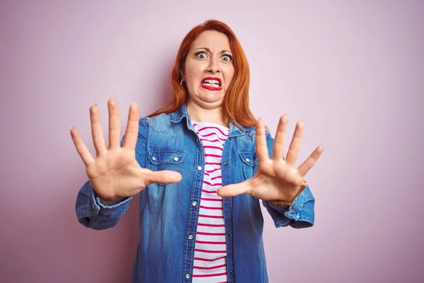 Mooie Roodharige Vrouw Draagt Denim Shirt Gestreepte Shirt Geïsoleerde Roze — Stockfoto