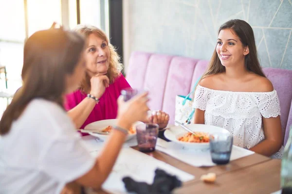 Hermoso Grupo Mujeres Sentadas Restaurante Comiendo Comida Hablando Sonriendo —  Fotos de Stock
