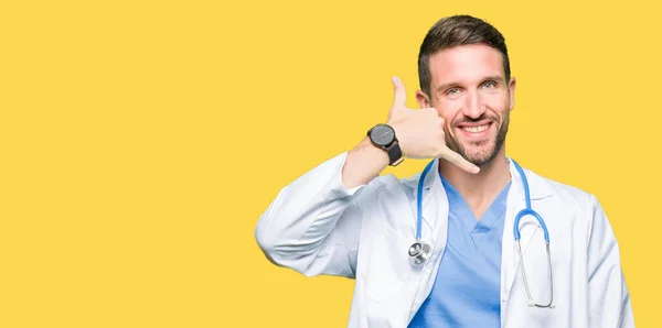 Hombre Guapo Doctor Vistiendo Uniforme Médico Sobre Fondo Aislado Sonriendo — Foto de Stock