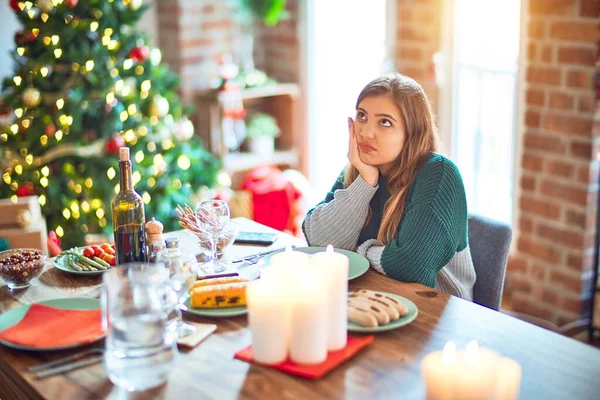 Jonge Mooie Vrouw Zitten Eten Rond Kerstboom Thuis Denken Kijken — Stockfoto