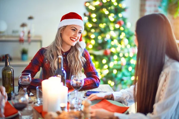 Bella Famiglia Indossa Cappello Babbo Natale Incontro Sorridente Felice Fiducioso — Foto Stock