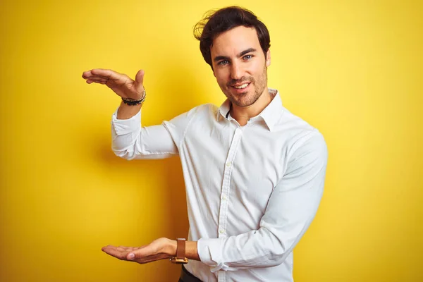 Jovem Homem Negócios Bonito Vestindo Camisa Elegante Sobre Fundo Amarelo — Fotografia de Stock