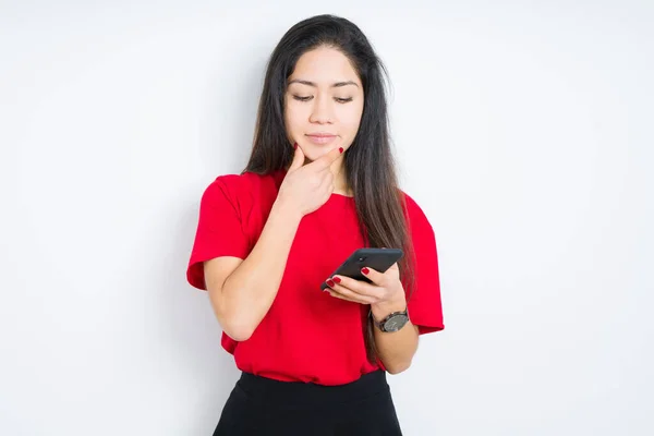 Jonge Brunette Vrouw Met Behulp Van Smartphone Geïsoleerde Achtergrond Ernstige — Stockfoto