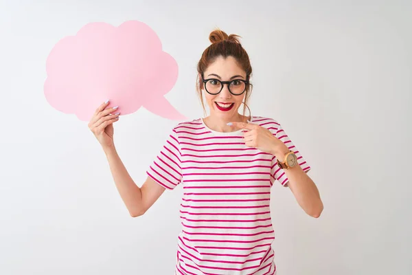 Roodharige Vrouw Draagt Bril Houden Wolk Spraak Zeepbel Geïsoleerde Witte — Stockfoto