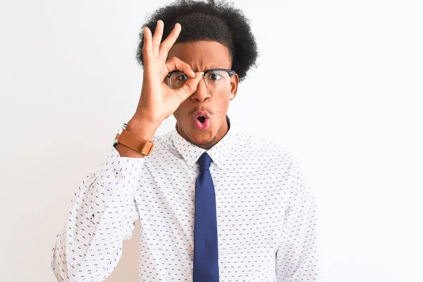 Joven Hombre Negocios Afroamericano Con Corbata Gafas Sobre Fondo Blanco —  Fotos de Stock