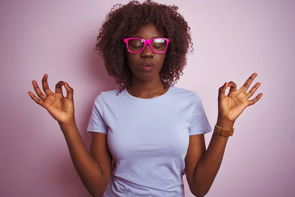 Jonge Afrikaanse Vrouw Draagt Een Shirt Bril Een Geïsoleerde Roze — Stockfoto