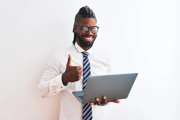아프리카 미국인 사업가는 고립된 노트북을 사용하여 행복하게 미소짓고 손가락으로 손가락을 — 스톡 사진