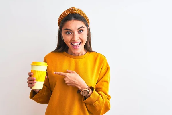 Joven Hermosa Mujer Bebiendo Vaso Café Para Llevar Sobre Fondo —  Fotos de Stock