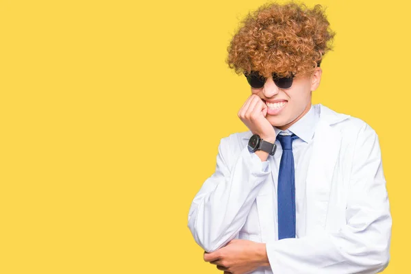 Der Junge Gut Aussehende Wissenschaftler Der Professionelle Jacke Und Sonnenbrille — Stockfoto