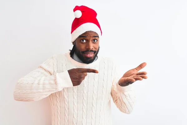 Noel Baba Şapkası Takan Genç Afrikalı Amerikalı Adam Kameraya Hayret — Stok fotoğraf