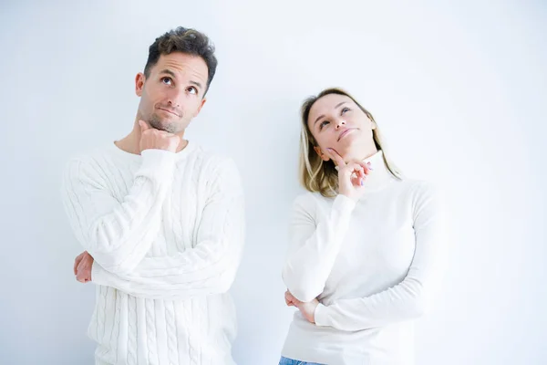 Jeune Beau Couple Portant Shirt Décontracté Debout Sur Fond Blanc — Photo