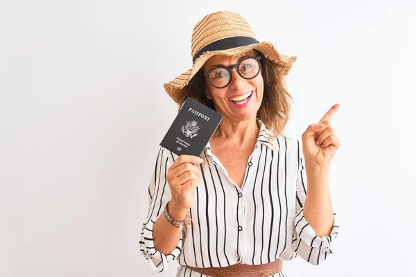 Senior Tourist Woman Wearing Hat Glasses Holding Usa Passport Isolated — ストック写真