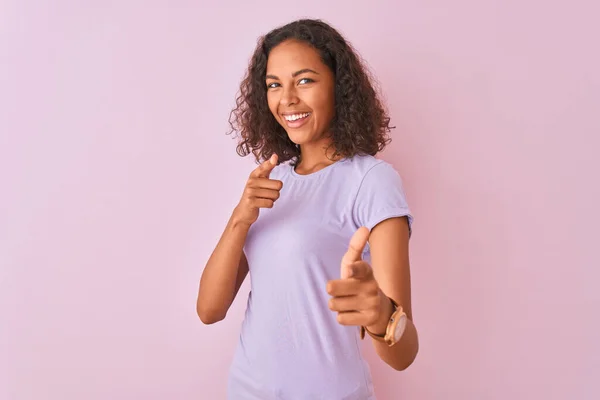 Jovem Brasileira Vestindo Camiseta Sobre Fundo Rosa Isolado Apontando Dedos — Fotografia de Stock