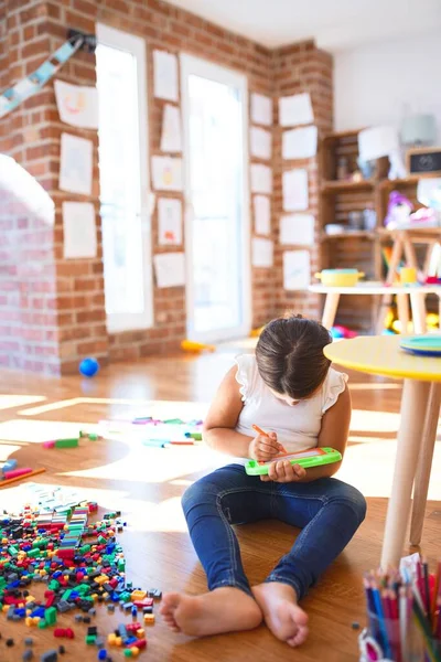 Adorabile Disegno Bambino Utilizzando Scheda Digitale Intorno Sacco Giocattoli All — Foto Stock