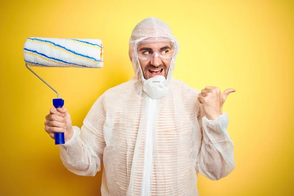 Joven Hombre Usando Equipo Pintor Sosteniendo Rodillo Pintura Sobre Fondo — Foto de Stock