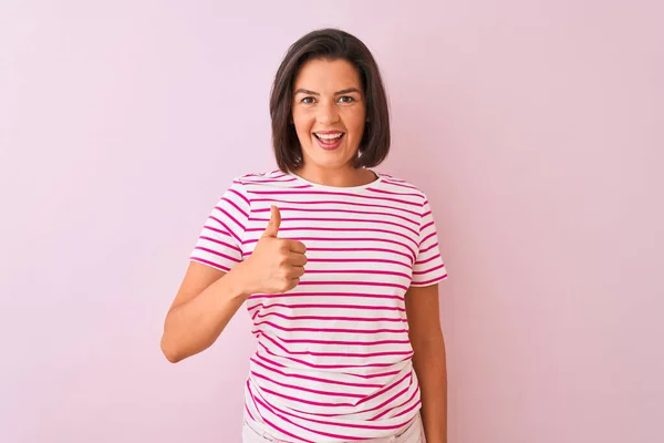 Jovem Mulher Bonita Vestindo Shirt Listrada Sobre Fundo Rosa Isolado — Fotografia de Stock