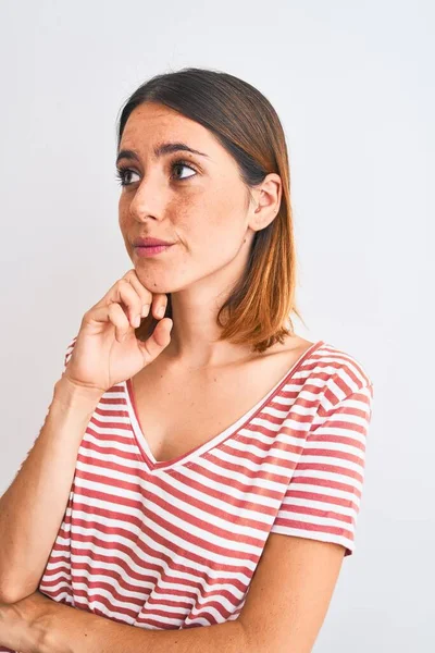 Mulher Ruiva Bonita Vestindo Casual Listrado Camiseta Vermelha Sobre Fundo — Fotografia de Stock