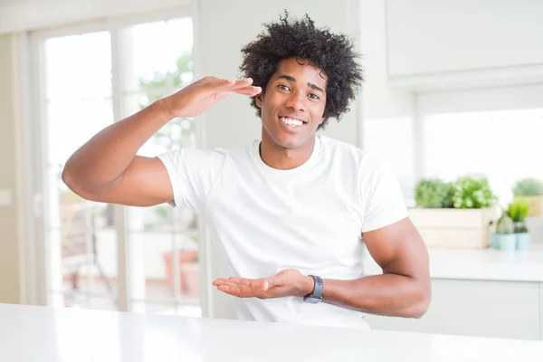 Jonge Afro Amerikaanse Man Draagt Casual Witte Shirt Zitten Thuis — Stockfoto