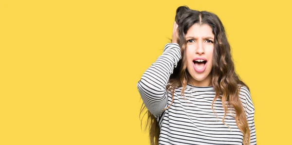 Jovem Mulher Bonita Vestindo Listras Camisola Sorrindo Confiante Tocando Cabelo — Fotografia de Stock