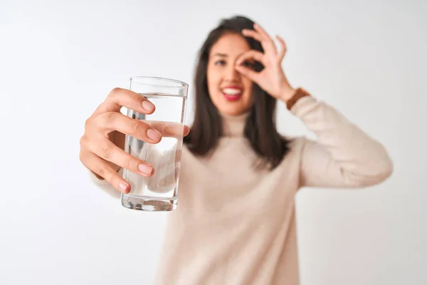 Ung Vacker Kinesisk Kvinna Som Håller Glas Vatten Stående Över — Stockfoto