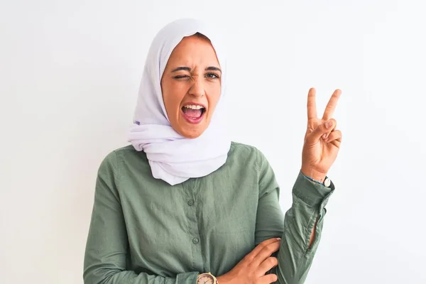 Ung Vacker Arabiska Kvinna Bär Traditionell Muselman Hijab Över Isolerad — Stockfoto