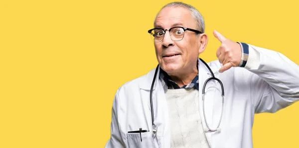 Bel Dottore Anziano Con Cappotto Medico Sorridente Che Gesti Telefonici — Foto Stock